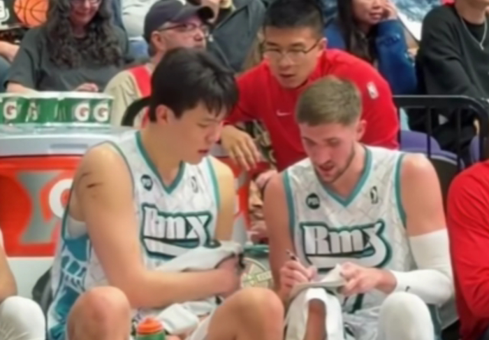 英超直播-混音主教练:杨瀚森篮板比以前更好了 英语也比夏联时进步了很多|杨翰森|波特兰开拓者队|主帅|夏季联赛|G联赛_新浪体育_新浪新闻